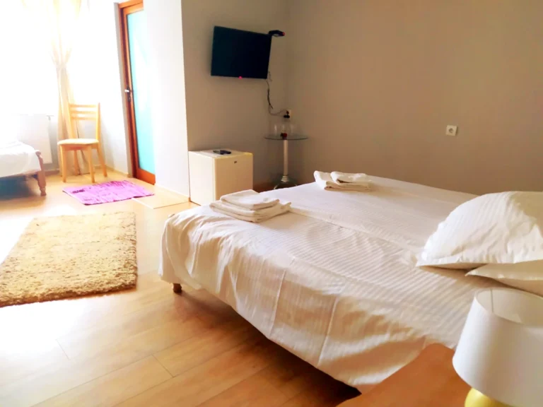 Снимка на просторната тройна стая в Асенова къща